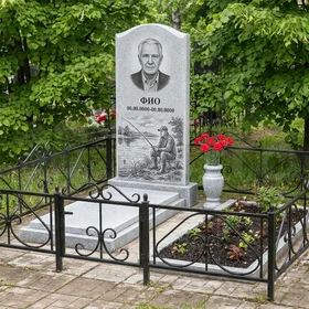 Гранитный памятник рыбаку арочной формы со снастями