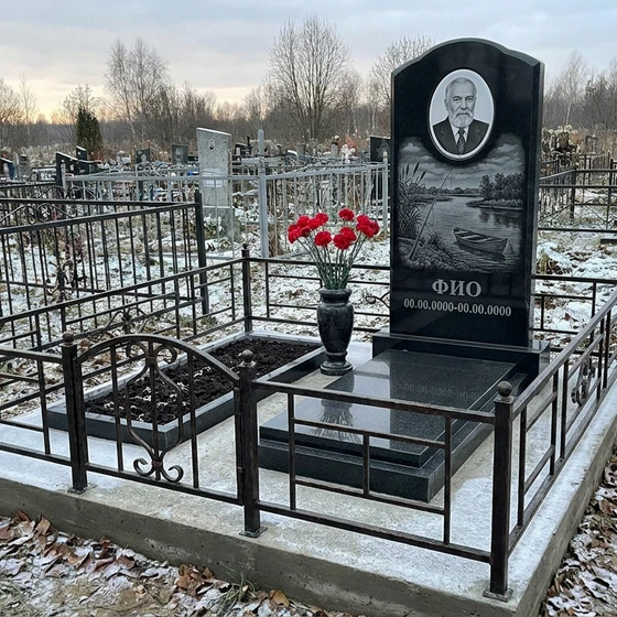 Гранитный памятник рыбаку со спиннингом
