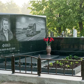 Гранитный памятник дальнобойщику с магистральным тягачом