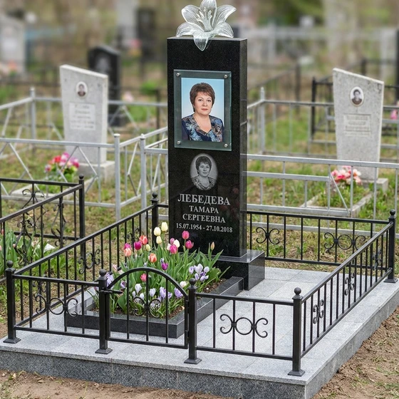 Памятник из черного гранита со стеклянной вставкой
