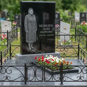 Памятник с портретом в полный рост из чёрного гранита