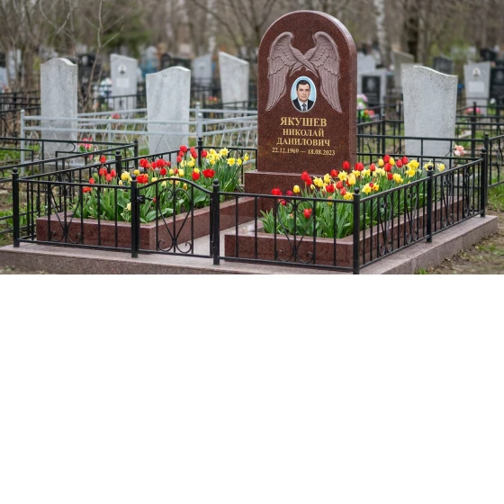 Мемориал с парящими крыльями из лезниковского гранита