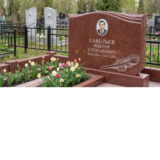 Мемориал с розой на стеле из лезниковского гранита