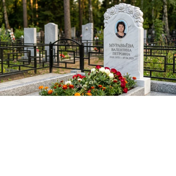 Мемориал с гирляндой роз из белого мрамора