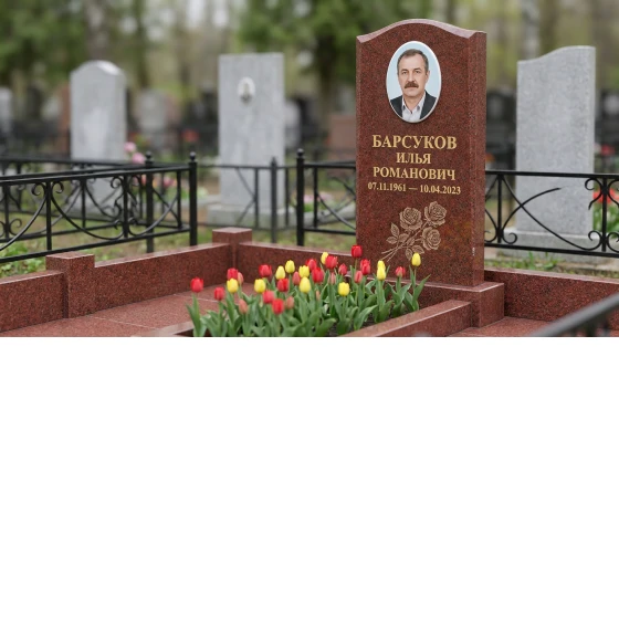 Памятник с розой на стеле из лезниковского гранита