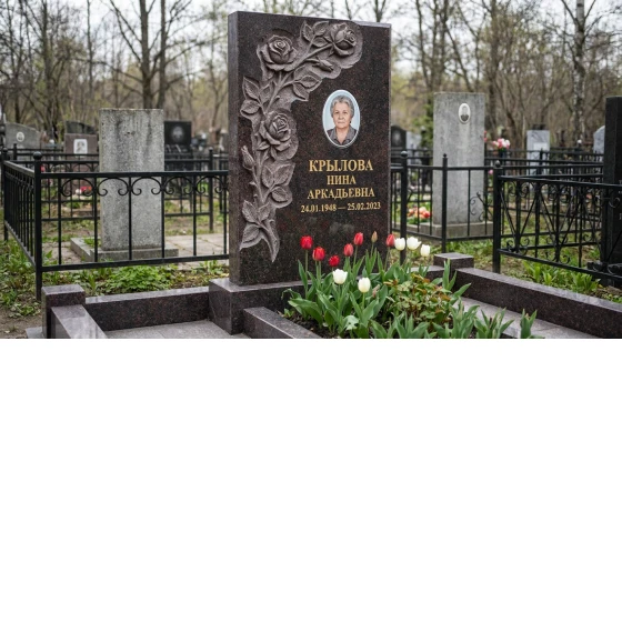Памятник с розой из лезниковского гранита
