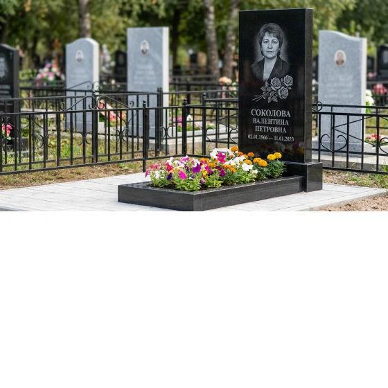 Памятник с тремя розами из черного габбро-диабаза