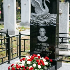 Памятник с лебедем в волнах из черного габбро-диабаза