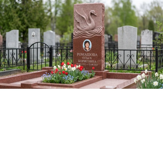 Памятник с лебедем и волнами из лезниковского гранита
