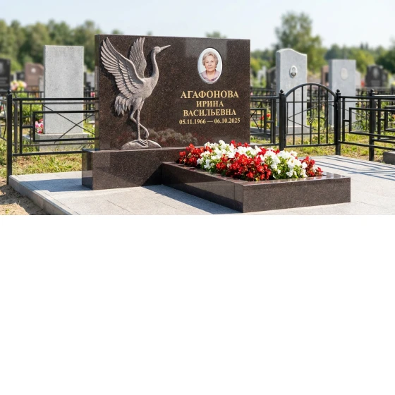 Памятник с журавлем из дымовского гранита с фотокерамикой