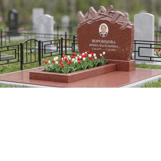 Памятник с клином журавлей из лезниковского гранита с овальной фотокерамикой