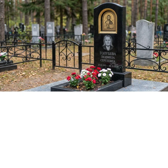 Памятник с иконой Христа из черного габбро-диабаза