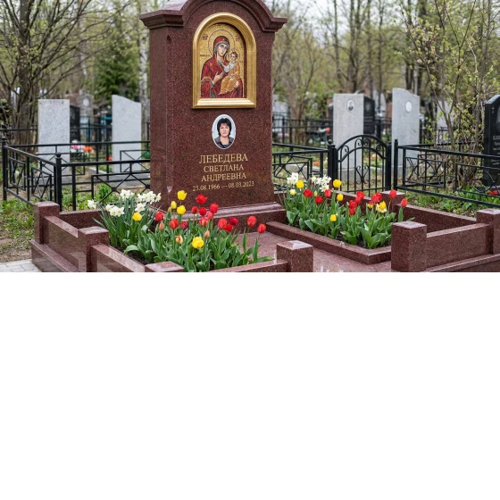 Памятник с мозаичной иконой из красного лезниковского гранита