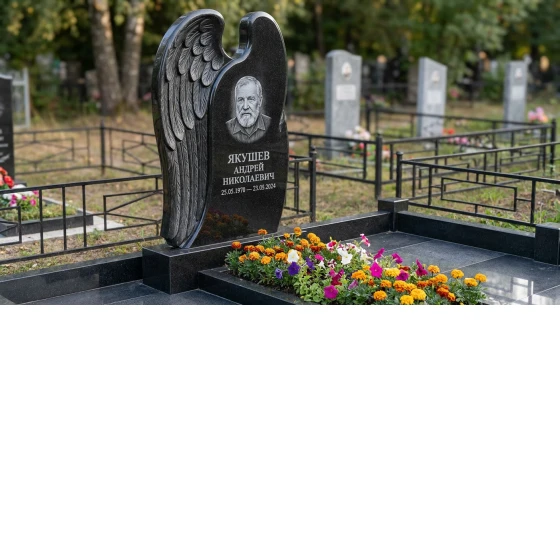 Памятник с крылом ангела из габбро-диабаза с портретом