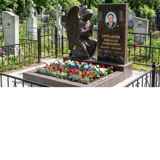 Памятник с коленопреклоненным ангелом из дымовского гранита