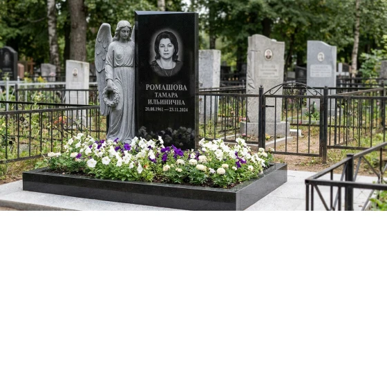 Памятник с крылом ангела из чёрного габбро-диабаза
