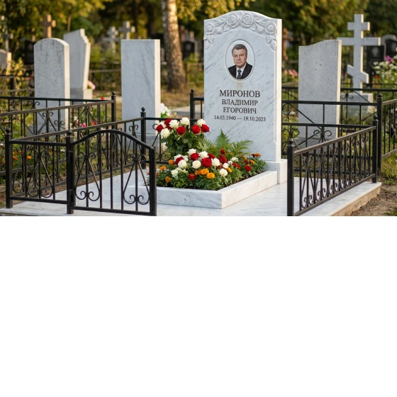 Памятник с гирляндой роз из белого мрамора