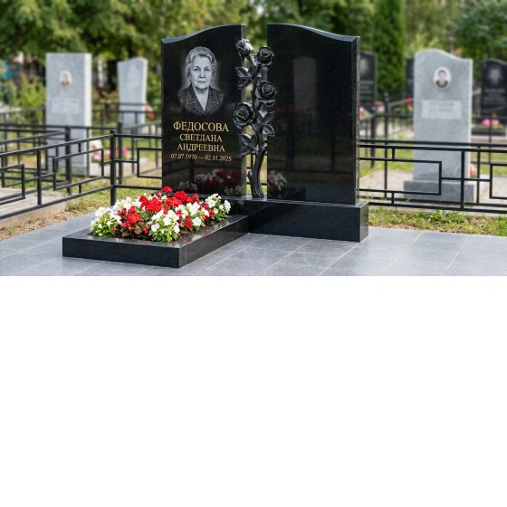 Памятник с розой из черного габбро-диабаза с двойной стелой