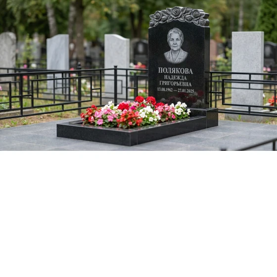 Памятник с гирляндой роз из габбро-диабаза