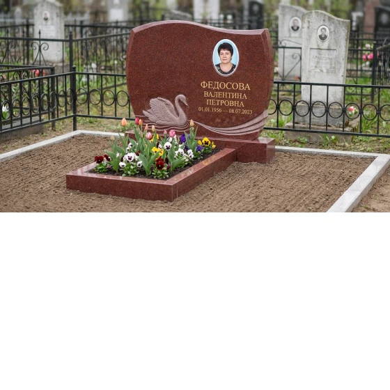 Памятник с лебедем из лезниковского гранита с портретом