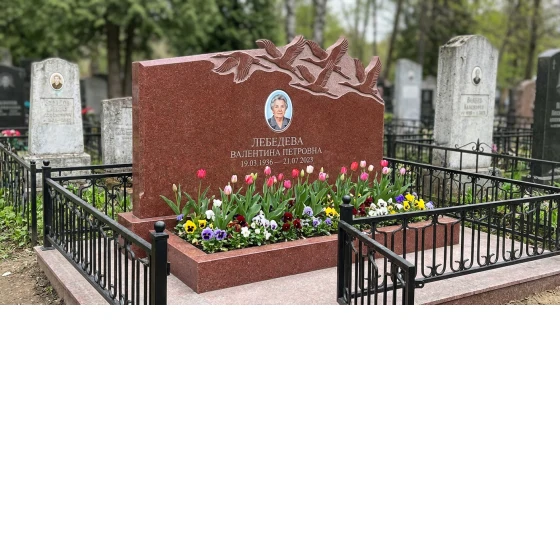 Памятник с журавлями из лезниковского гранита с портретом