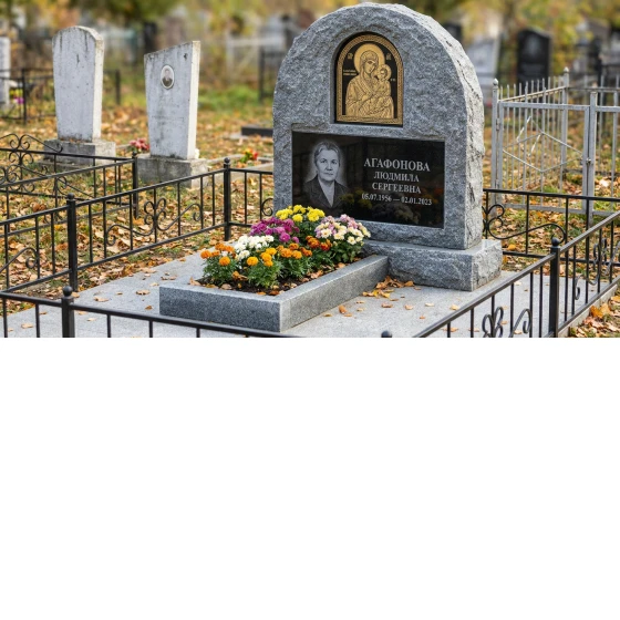 Памятник с иконой богородицы из мансуровского гранита с аркой