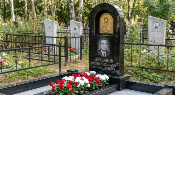 Памятник с иконой христа из черного габбро-диабаза с позолоченным нимбом
