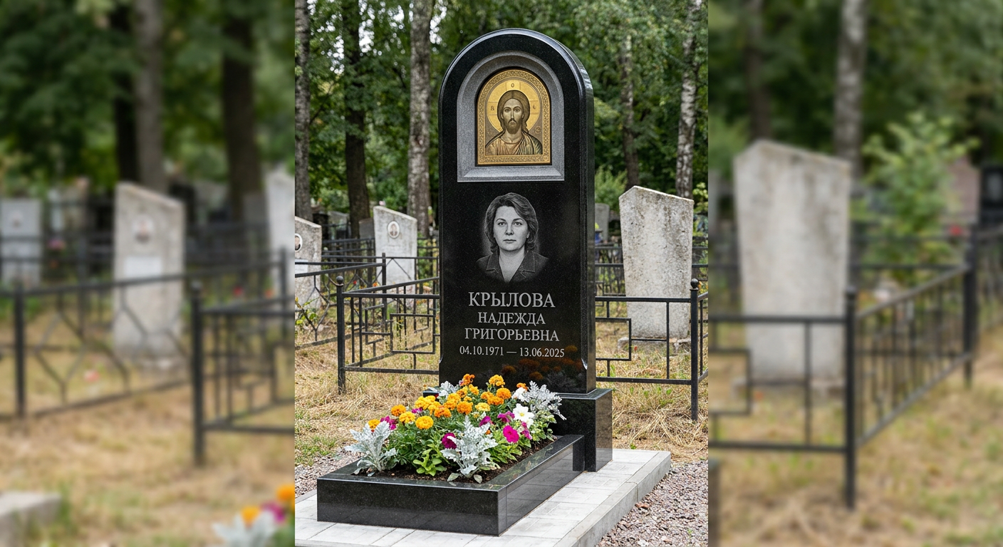 Пример дизайна: Памятник с иконой христа из черного габбро-диабаза с аркой и позолоченным нимбом