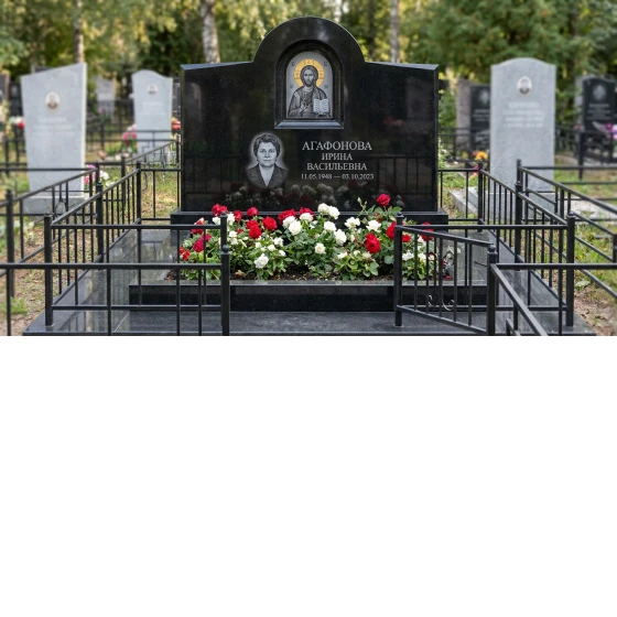 Памятник с иконой христа из черного габбро-диабаза с аркой и золоченым нимбом