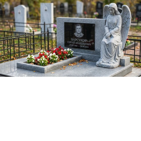 Памятник с крылом ангела из серого гранита Мансуровский с портретом