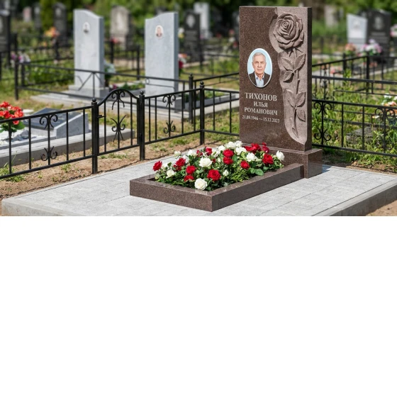 памятник с розой и портретом из дымовского гранита
