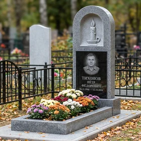 Памятник с свечой из серого гранита Мансуровский с портретом