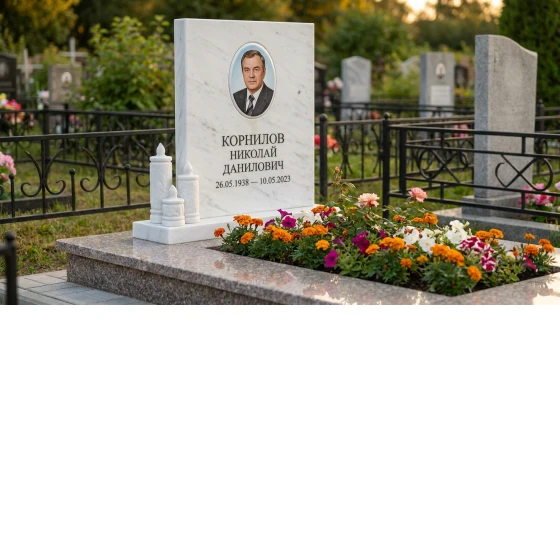 Мраморный памятник с портретом и свечой