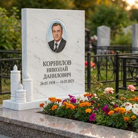 Мраморный памятник с портретом и свечой