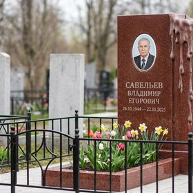 памятник с портретом и свечой из красного гранита Лезниковский