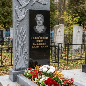 памятник с журавлями из серого гранита Мансуровский с портретом