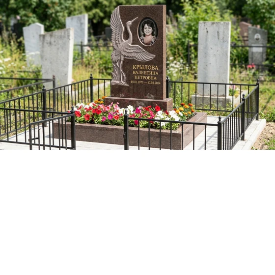 памятник с журавлями и портретом из дымовского гранита с фигурной стелой