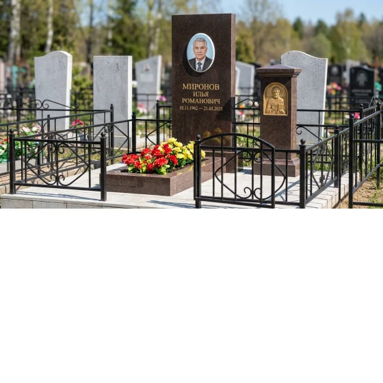 памятник с иконой и портретом из дымовского гранита с крестом