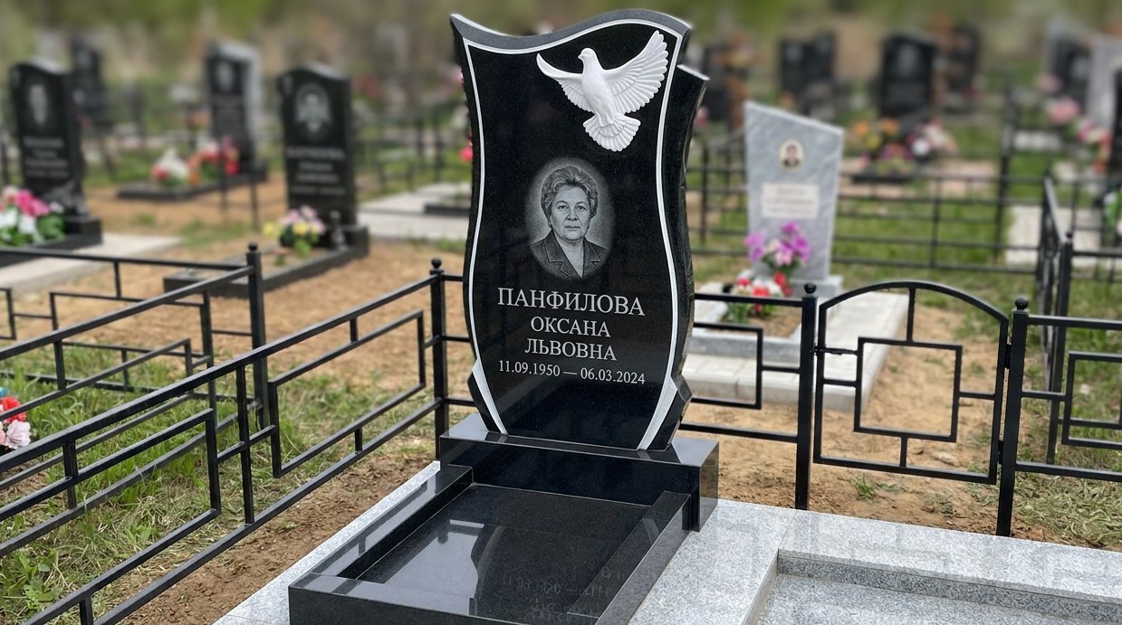 Пример дизайна: Комбинированный памятник с резным голубем и стелой необычной формы — фото и цена
