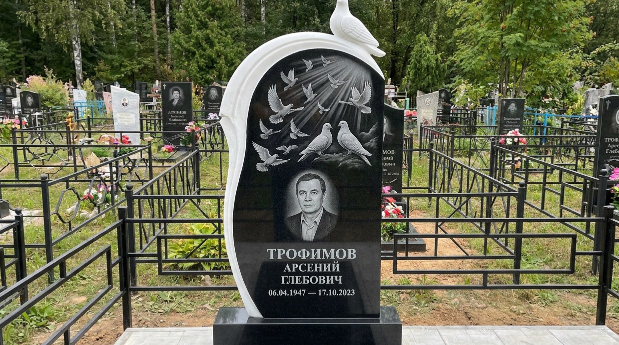 Пример дизайна: Комбинированный памятник с парящими голубями и белым голубем — фото и цена