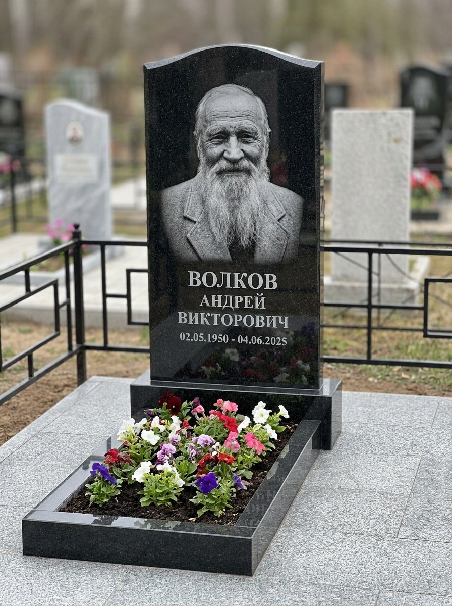 Портрет на памятнике в Нижнем Новгороде — Старый снимок восстановили, портрет по грудь — гравировка
